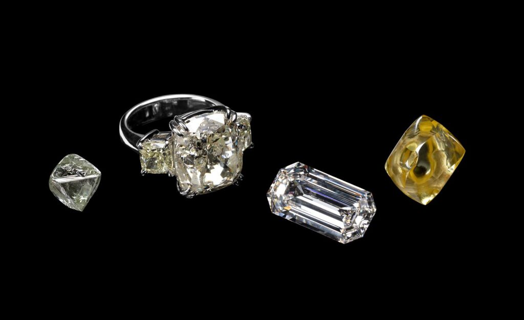 Rohdiamanten und geschliffene Diamanten