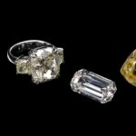 Rohdiamanten und geschliffene Diamanten in verschiedenen Formen und Farben