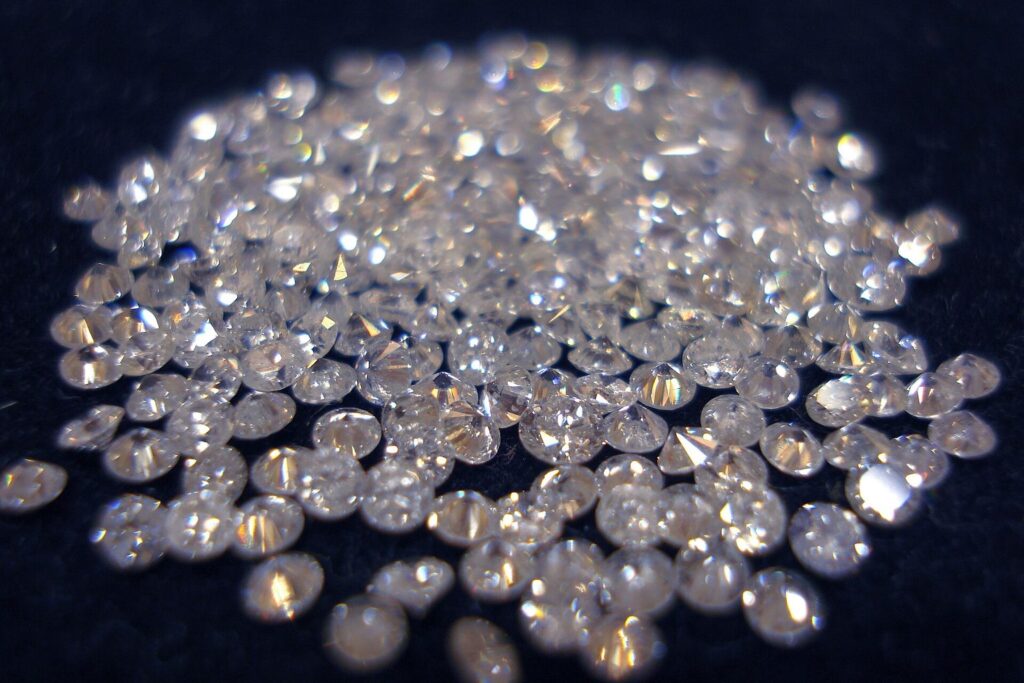 Viele kleine geschliffene Diamanten auf dunklem Untergrund