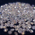 Viele kleine geschliffene Diamanten auf dunklem Untergrund