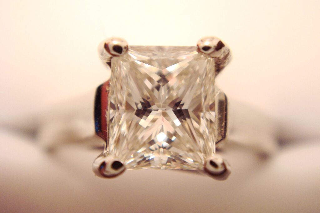 Diamant im Prinzessschliff in Nahaufnahme
